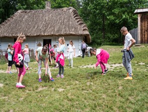 Dzieci bawiące się na świeżym powietrzu