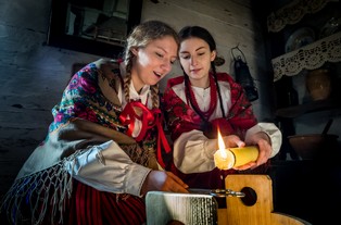 Nalejcie wosku na wodę - Katarzynki i Andrzejki w tradycyjnej kulturze ludowej